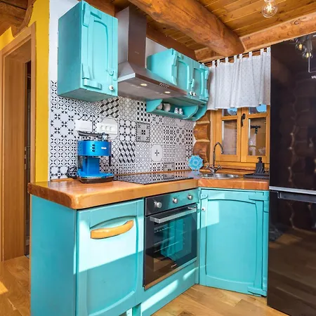 Log Mountain Mama * Ravna Gora